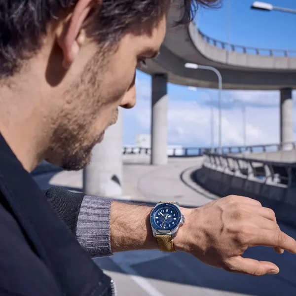 Reloj Journey 1884 Automático dial azul correa de madera Victorinox