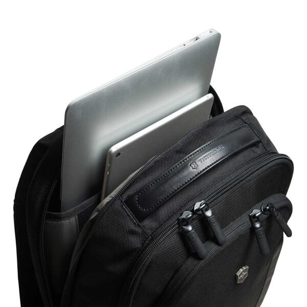 Mochila Almont Professional Compact Laptop color negro Victorinox