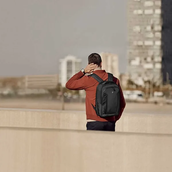 Mochila Almont Professional Compact Laptop color negro Victorinox