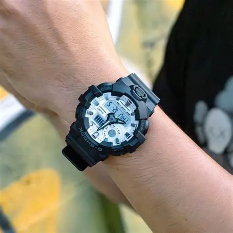 Reloj Casio G-Shock GA-700WD-1ADR Black & Brilliant White